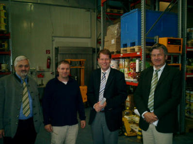 Zuversichtlich gestimmt: Klaus Blöcker, Herr Kühn, Gero Storjohann und Klaus-Dieter Schmidt in der Lagerhalle von Gastro-Service Nord in der Jasminstraße 14a in Bad Segeberg.